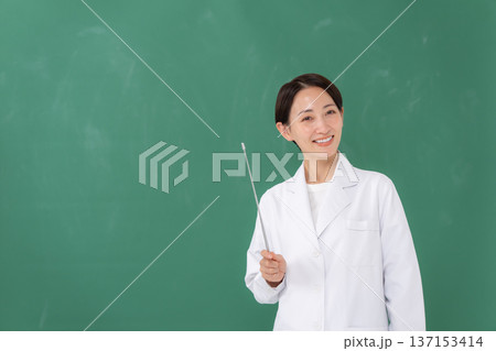 白衣を着た女性 137153414