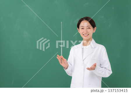 白衣を着た女性 白衣を着た女性 137153415