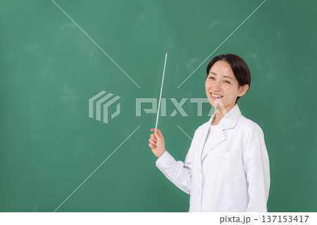 白衣を着た女性 白衣を着た女性 137153417