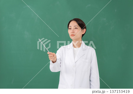 白衣を着た女性 白衣を着た女性 137153419