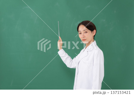 白衣を着た女性 白衣を着た女性 137153421