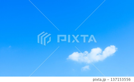 爽やかな青空と白い雲のシンプルなイメージ風景 137153556