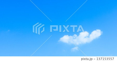 爽やかな青空と白い雲のシンプルなイメージ風景 爽やかな青空と白い雲のシンプルなイメージ風景 137153557