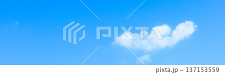 爽やかな青空と白い雲のシンプルなイメージ風景 137153559