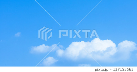 爽やかな青空と白い雲のシンプルなイメージ風景 137153563