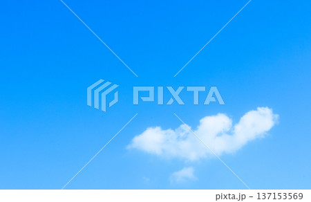 爽やかな青空と白い雲のシンプルなイメージ風景 爽やかな青空と白い雲のシンプルなイメージ風景 137153569