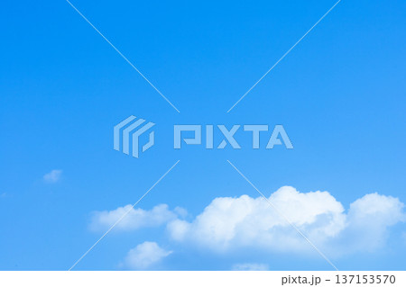 爽やかな青空と白い雲のシンプルなイメージ風景 爽やかな青空と白い雲のシンプルなイメージ風景 137153570