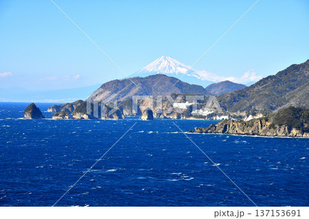 堂ヶ島越の富士山方面(静岡県西伊豆町)【2026.2】 堂ヶ島越の富士山方面(静岡県西伊豆町)【2026.2】 137153691