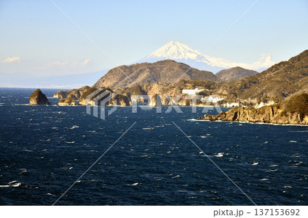 堂ヶ島越の富士山方面(静岡県西伊豆町)【2026.2】 137153692
