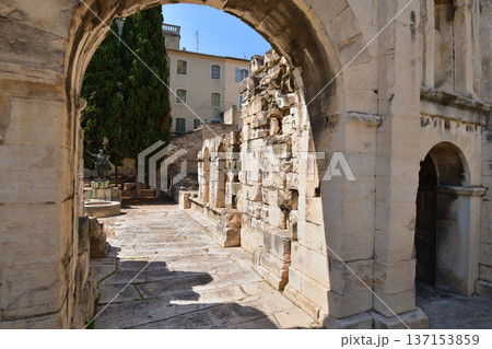 フランス、ニームのローマ遺跡ポルト・ドーギュスト(オーギュスト門) 2025年8月14日撮影 フランス、ニームのローマ遺跡ポルト・ドーギュスト(オーギュスト門) 2025年8月14日撮影 137153859
