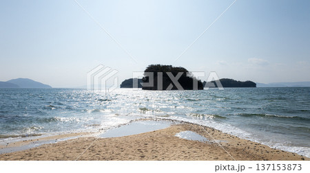 瀬戸内香川県小豆島の観光スポットであるエンジェルロードの風景 瀬戸内香川県小豆島の観光スポットであるエンジェルロードの風景 137153873
