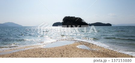 瀬戸内香川県小豆島の観光スポットであるエンジェルロードの風景 瀬戸内香川県小豆島の観光スポットであるエンジェルロードの風景 137153880