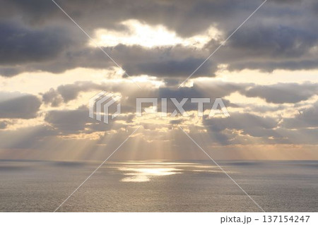 海に降り注ぐ天使の梯子 海に降り注ぐ天使の梯子 137154247