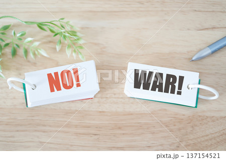 NO WARのメッセージカードと平和の象徴。 NO WARのメッセージカードと平和の象徴。 137154521