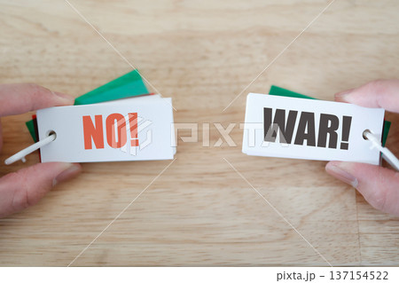NO WARのメッセージカードと平和の象徴。 NO WARのメッセージカードと平和の象徴。 137154522