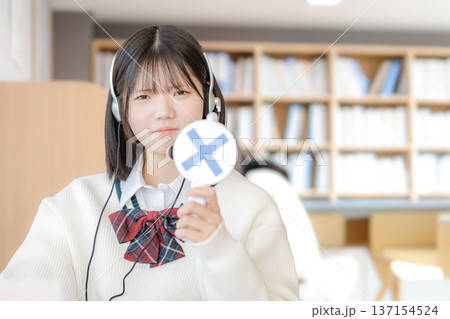 バツを出す女子生徒 バツを出す女子生徒 137154524