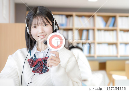 丸を出す笑顔の学生 丸を出す笑顔の学生 137154526
