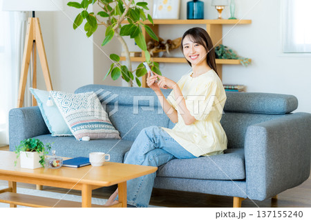 部屋でスマホを操作する女性 部屋でスマホを操作する女性 137155240