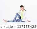 ヨガをする若い女性 137155428