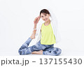 ヨガをする若い女性 137155430