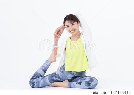 ヨガをする若い女性 ヨガをする若い女性 137155430