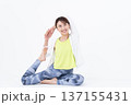 ヨガをする若い女性 137155431