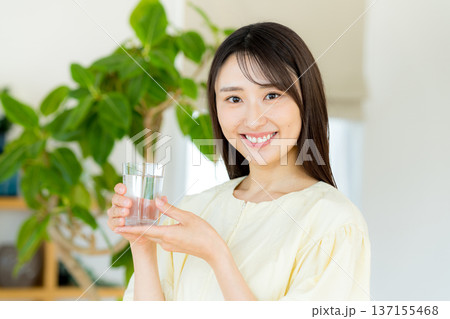 コップを持つ女性 137155468