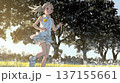 喜びにあふれ、軽やかにスキップする若い女性 喜びにあふれ、軽やかにスキップする若い女性 137155661