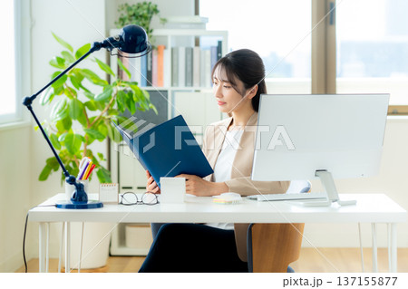 オフィスで働くビジネスウーマン オフィスで働くビジネスウーマン 137155877