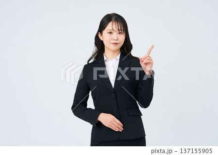 人差し指を立てるポーズをする若いビジネスウーマン 人差し指を立てるポーズをする若いビジネスウーマン 137155905