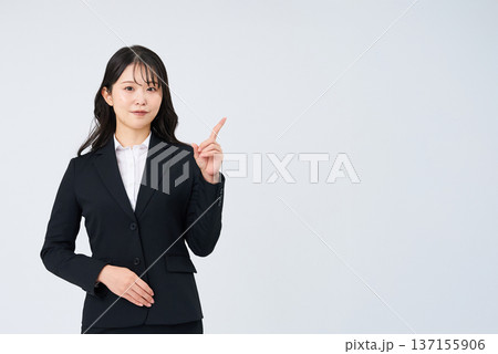 人差し指を立てるポーズをする若いビジネスウーマン 人差し指を立てるポーズをする若いビジネスウーマン 137155906