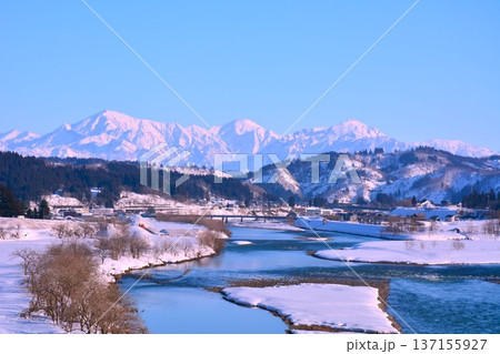 信濃川・越後三山雪景色 137155927