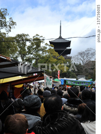 京都 東寺の弘法市 京都 東寺の弘法市 137156085