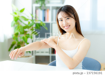 スキンケアをする女性 スキンケアをする女性 137156191