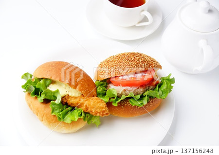ハンバーガーとフィッシュバーガー ハンバーガーとフィッシュバーガー 137156248