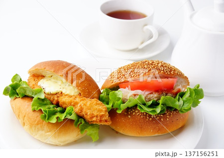 ハンバーガーとフィッシュバーガー 137156251