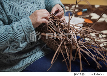 クラフトバンドでバッグを作る女性 クラフトバンドでバッグを作る女性 137156277