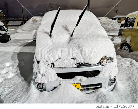 車に降り積もった雪 137156377