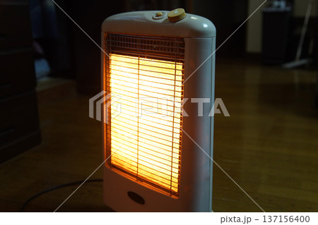 電気ストーブが動く様子 137156400