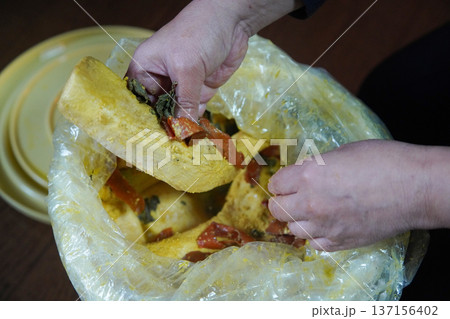 漬けていたたくあんを取り出す女性 漬けていたたくあんを取り出す女性 137156402