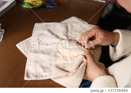 手縫いで刺繍する女性 137156404