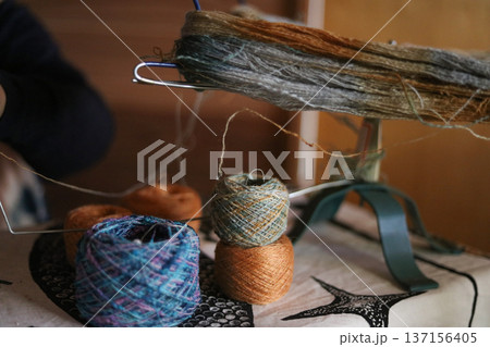 毛糸玉を作る女性 毛糸玉を作る女性 137156405