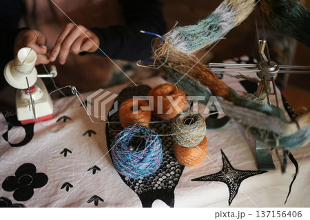 毛糸玉を作る女性 137156406