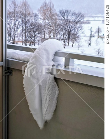 ベランダに積もった雪 ベランダに積もった雪 137156428