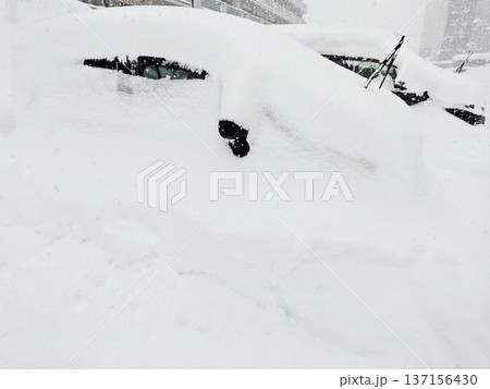 車に降り積もった雪 車に降り積もった雪 137156430