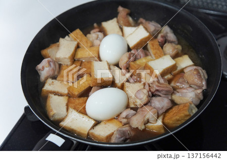 鶏もも肉と厚揚げの煮物を作る様子 鶏もも肉と厚揚げの煮物を作る様子 137156442