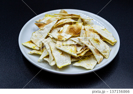 beautiful texture ripe of natural chips potato on background 137156866