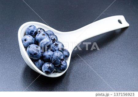 delicious summer blueberries on grocery market counter delicious summer blueberries on grocery market counter 137156923