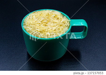 beautiful texture ripe of natural rice grain on background 137157053