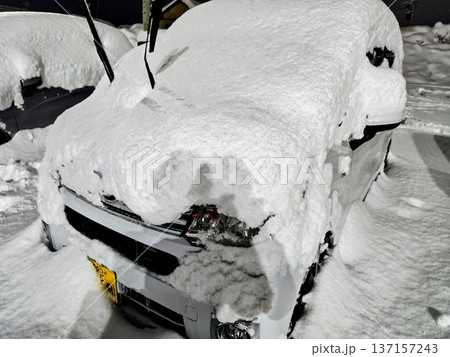 車に降り積もった雪 137157243